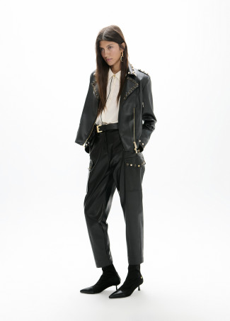 Jogger p.u com bolsos cargo e tachas