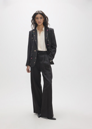 Taillierter Blazer mit Nieten