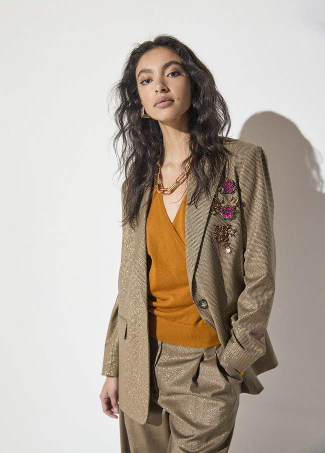Americana dorada con apliques