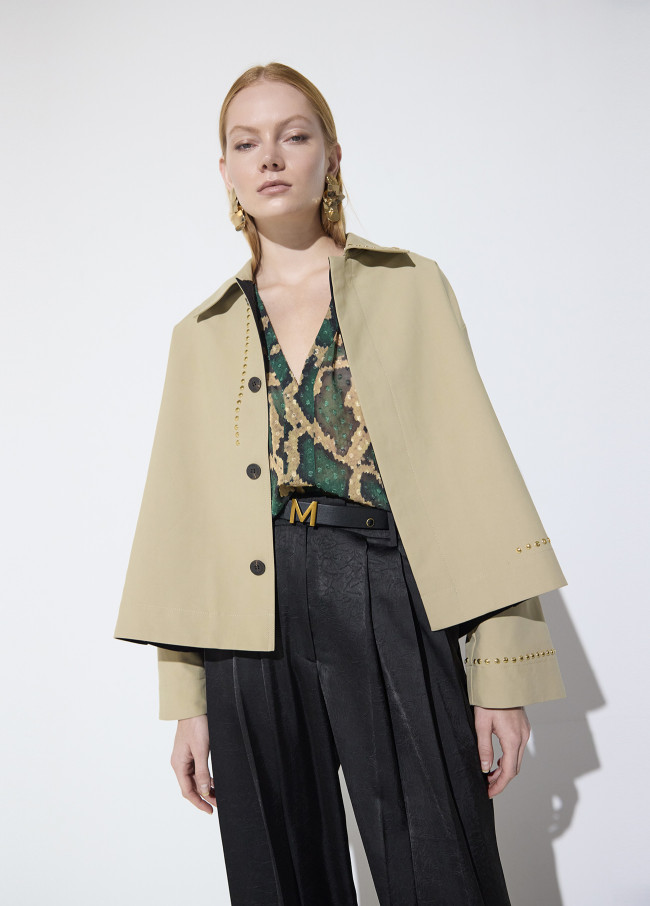 Trench curto bicolor com detalhes de tachas