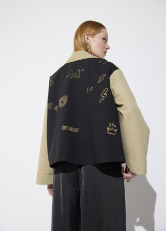 Trench curto bicolor com detalhes de tachas