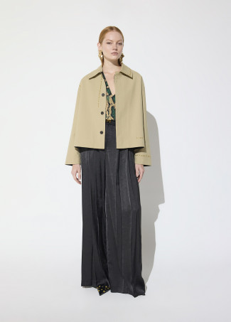 Trench curto bicolor com detalhes de tachas