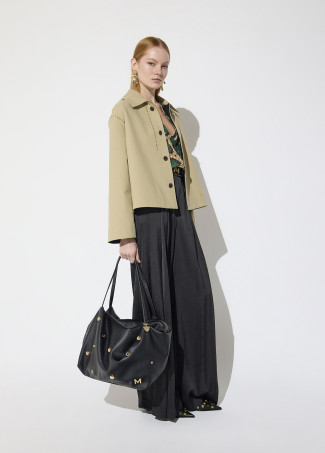 Trench curto bicolor com detalhes de tachas