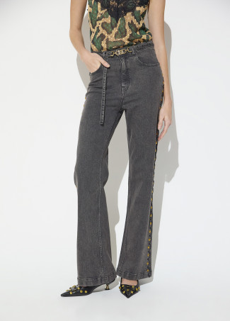 Jeans droit long avec clous latéraux et ceinture avec boucle personnalisée