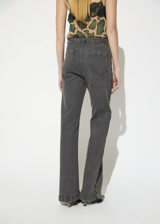Jeans con tachas y cinturón con hebilla