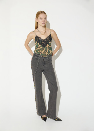 Jeans reto longo com detalhes de tachas laterais e cinto com fivela personalizada