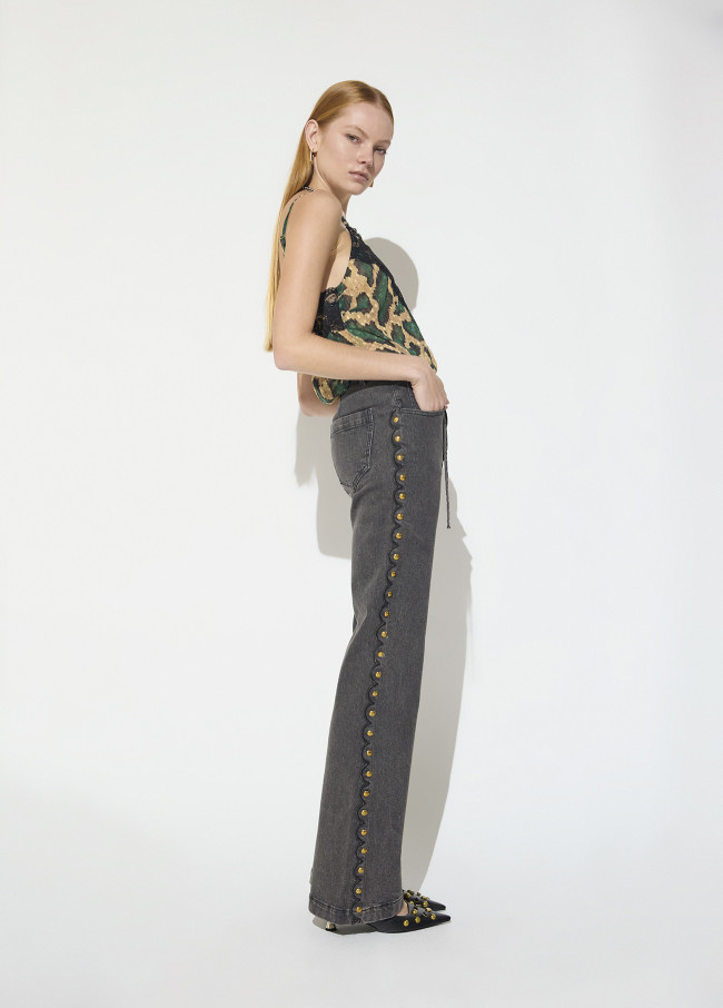 Jeans reto longo com detalhes de tachas laterais e cinto...