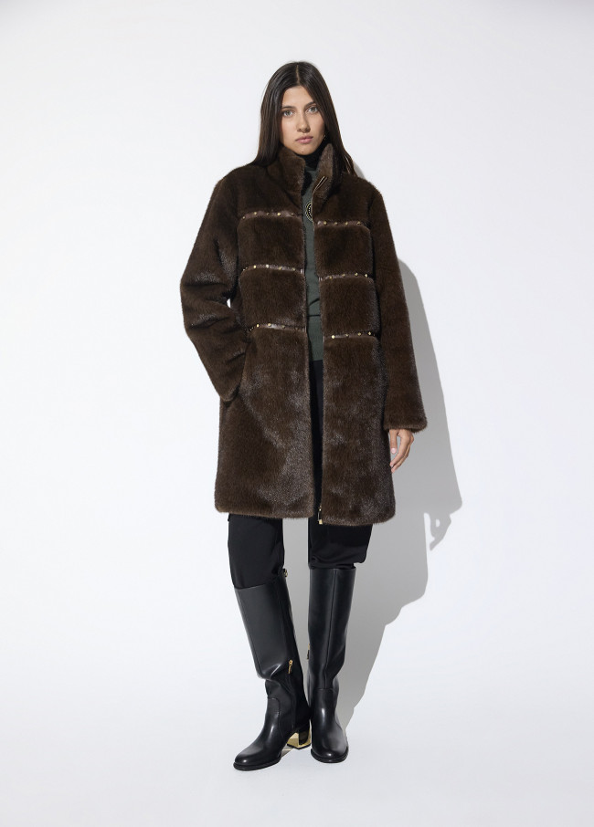 Cappotto Lungo di Pelo con Dettagli Borchie
