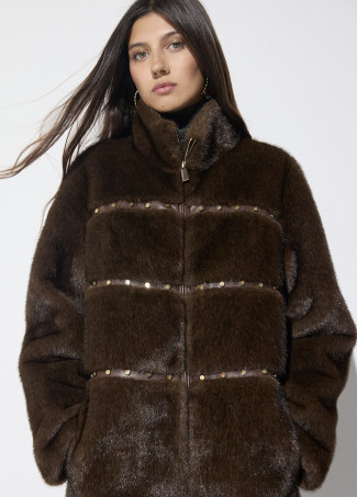 Cappotto Lungo di Pelo con Dettagli Borchie