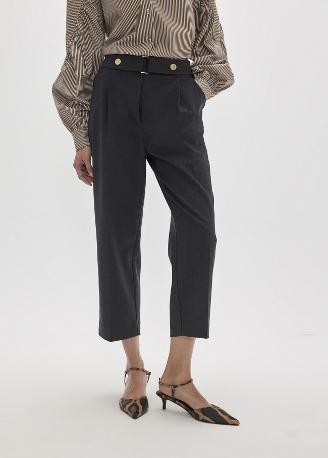 Pantalon 7/8 avec Pinces et Détail Boucle