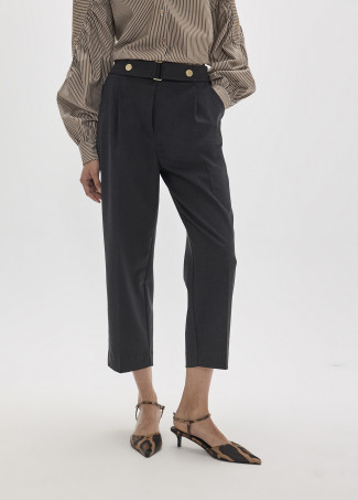 Calça Tobillero com Pregas e Detalhe de Fivela