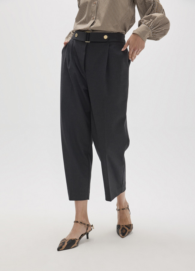 Knöchellange Hose mit Falten und Schnallendetail