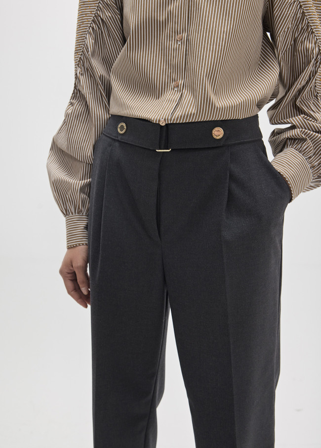 Calça Tobillero com Pregas e Detalhe de Fivela