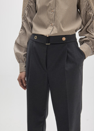 Calça Tobillero com Pregas e Detalhe de Fivela