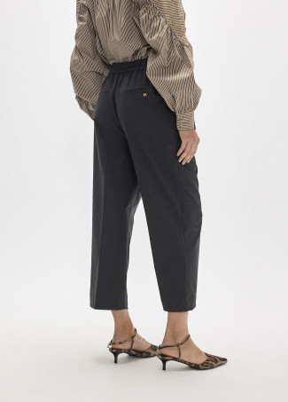 Calça Tobillero com Pregas e Detalhe de Fivela