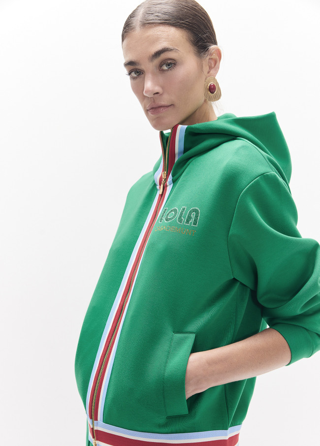 Sudadera verde con detalles tricolor