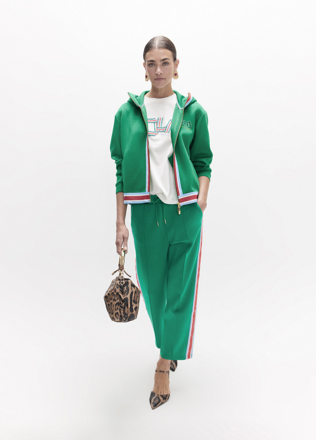 Sudadera verde con detalles tricolor