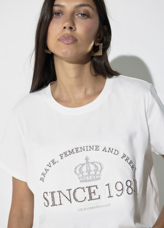 T-shirt bianca con strass e borchie