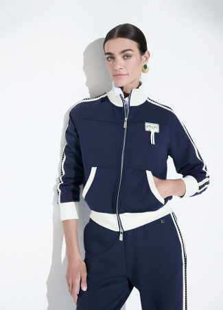 Sudadera con strass y perlas en espalda