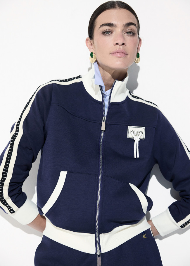Sudadera con strass y perlas en espalda