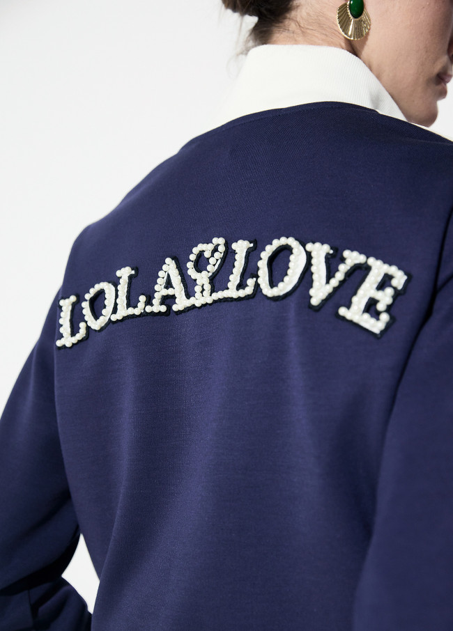 Sudadera con strass y perlas en espalda