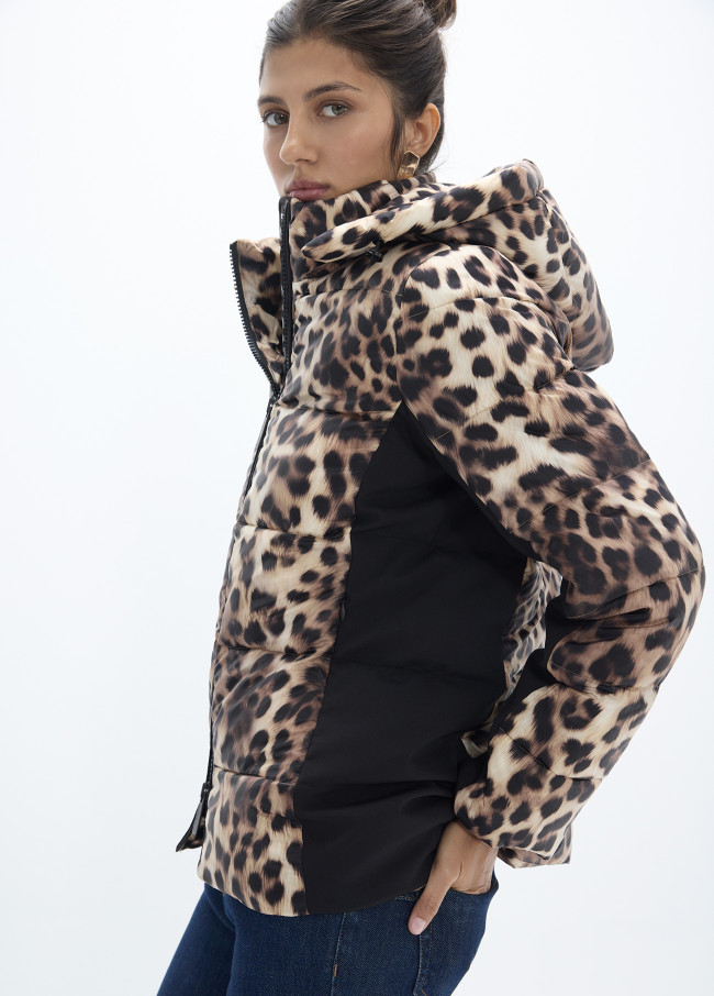 Anorak entallado estampado leopardo