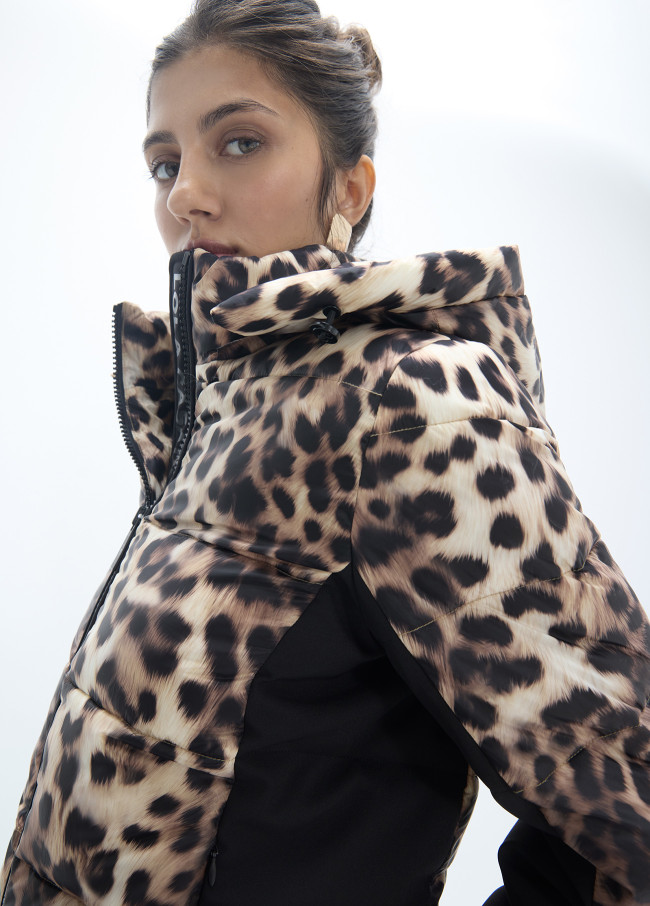 Anorak entallado estampado leopardo