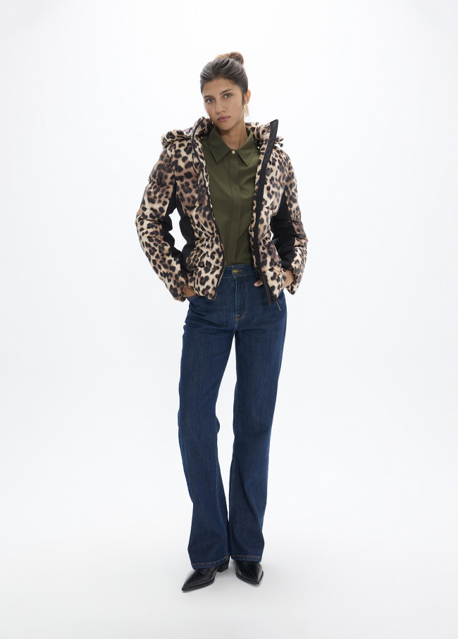 Anorak entallado estampado leopardo