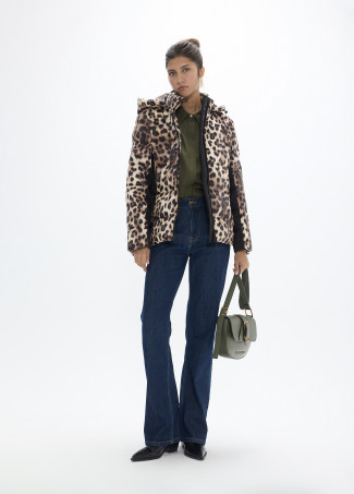 Anorak entallado estampado leopardo