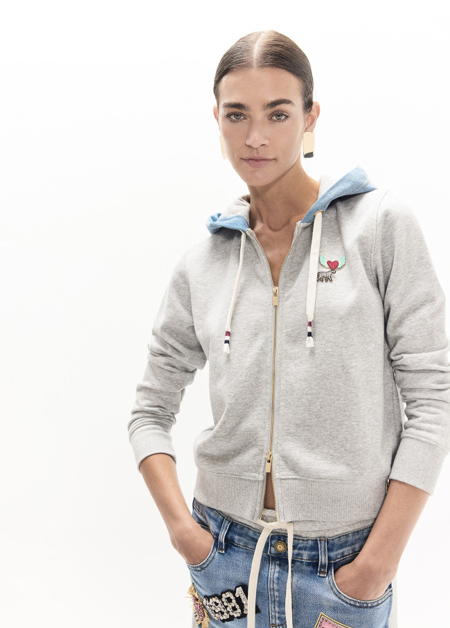 Sudadera denim con pins