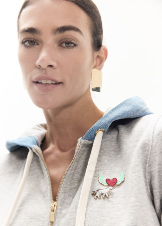 Moletom curto com capuz de denim e pins frontais