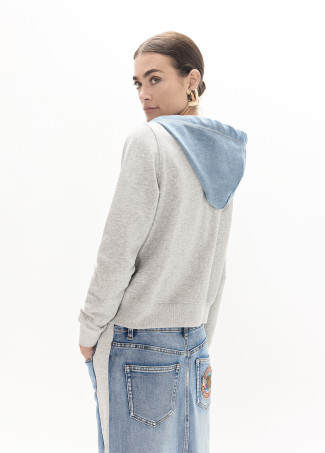 Sudadera denim con pins