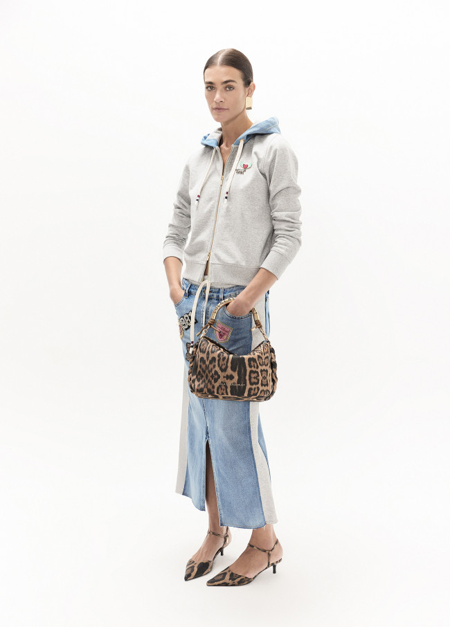 Sudadera denim con pins