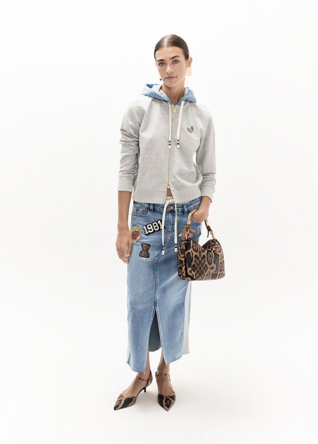 Sudadera denim con pins