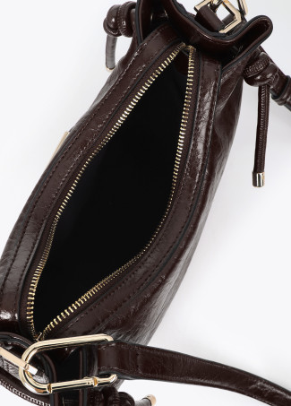 Sac Bandoulière Demi-lune avec Détail de Tube Métallique Gravé