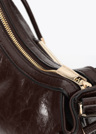 Borsa a Tracolla Mezzaluna con Dettaglio in Metallo Inciso