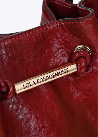 Borsa a Tracolla con Dettaglio Tubo Metallico e Logo Intagliato