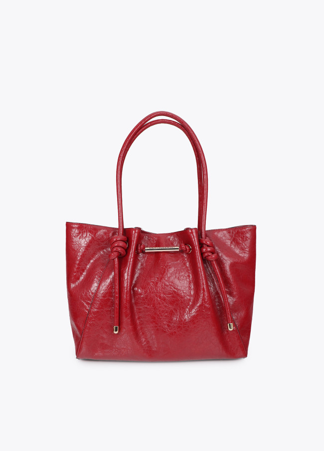 Sac cabas avec détail tube métallique et logo embossé