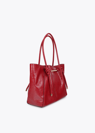 Shopper mit Metallröhrendetail und Troquel-Logo