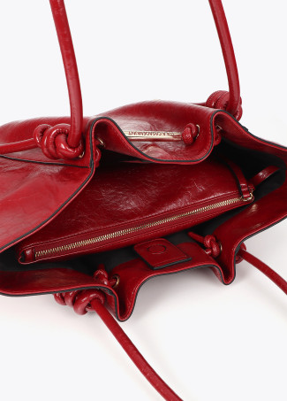 Sac cabas avec détail tube métallique et logo embossé