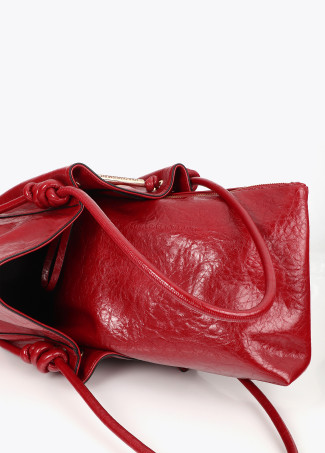 Shopper mit Metallröhrendetail und Troquel-Logo