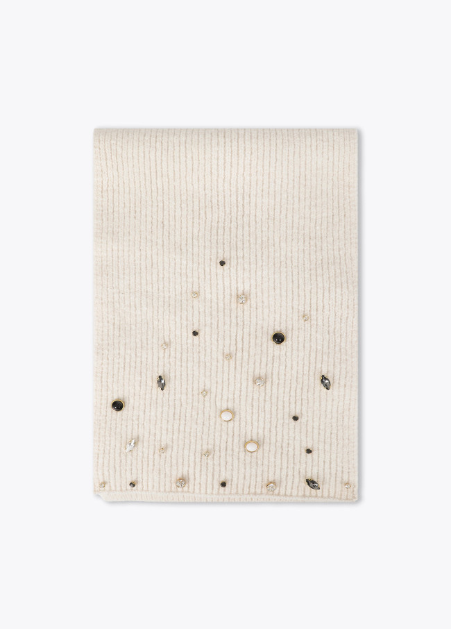 Strickschal mit Perlen und Kristallen