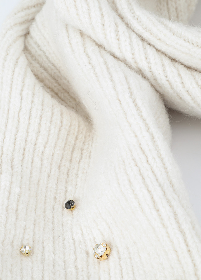 Strickschal mit Perlen und Kristallen