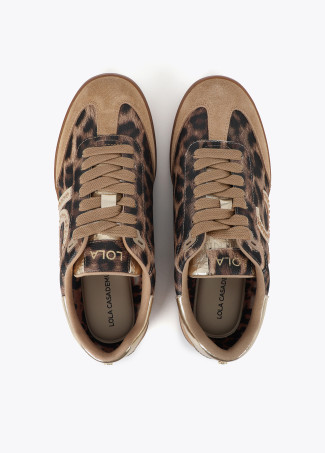 Scarpe sportive con logo e borchie animalier