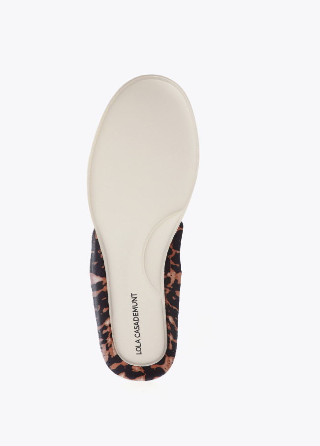 Scarpe sportive con logo e borchie animalier