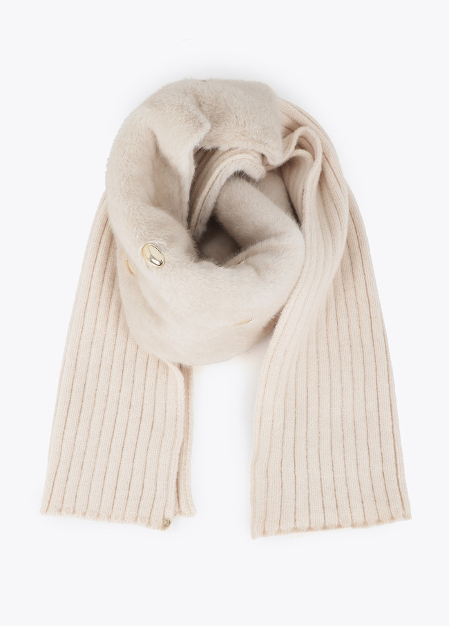 Kragen mit Pelzeffekt und Metallischen Details