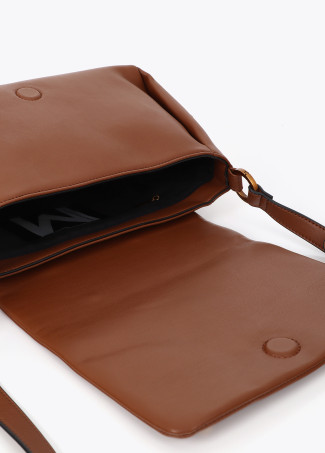 Sac bandoulière à rabat clouté