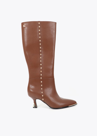 Hoher Stiefel mit personalisiertem Absatz und Nietenriemen