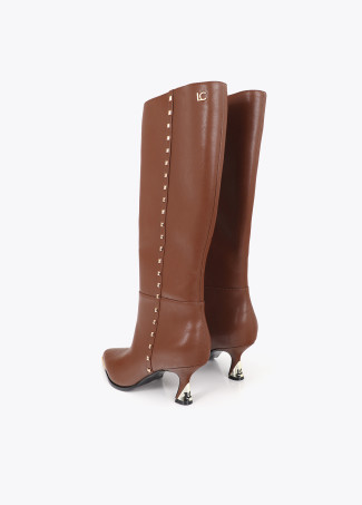 Hoher Stiefel mit personalisiertem Absatz und Nietenriemen