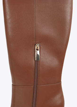 Hoher Stiefel mit personalisiertem Absatz und Nietenriemen